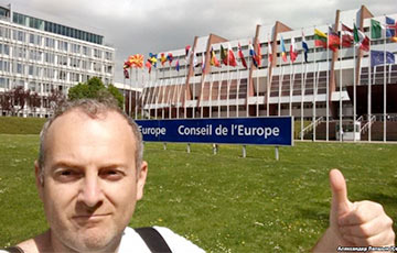 Блогер Лапшин провел перед Советом Европы акцию в поддержку заключенных в Беларуси