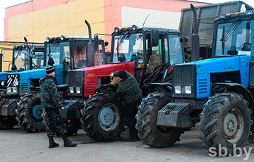 Homel "Rescuers" Sent To Clean Yards With Vehicles Before Lukashenka's Arrival