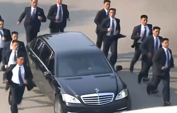 Видеофакт: Охранники Ким Чен Ына бегут вслед за лимузином