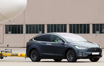 Видефакт: Автомобиль Tesla легко сдвигает с места пассажирский Boeing