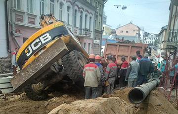 Фотофакт: В центре Минска экскаватор провалился под землю