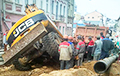Фотофакт: В центре Минска экскаватор провалился под землю