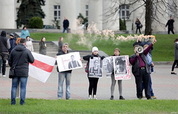 Participants In Picket To Support Political Prisoners Convicted In Minsk