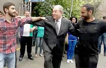 Відэафакт: Прэзідэнт Арменіі станцаваў народны танец з эколагамі-пратэстоўцамі