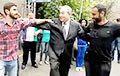 Видеофакт: Президент Армении станцевал народный танец с протестующими экологами