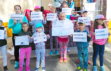 В Могилеве дети устроили акцию протеста против отправки тренера в армию
