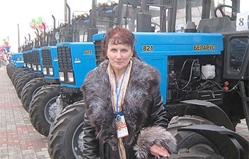 «Найлепшай жанчыне-трактарыстцы» вярнулі імянны трактар ад Лукашэнкі