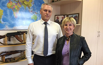 Фотофакт: В кабинете замминистра спорта и туризма есть автомат и винтовка