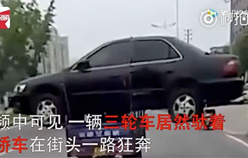 Перевозивший авто на мотоцикле китаец стал звездой Сети
