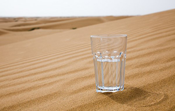 Ученые добыли стакан воды из пустынного воздуха