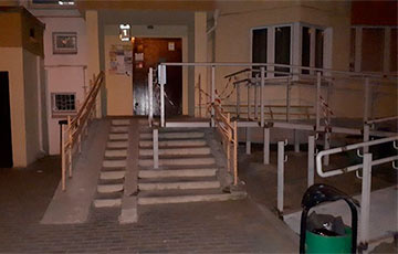 Фотофакт: В Минске установили пандус, который перекрыл вход в подъезд по лестнице
