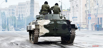 Фотофакт: Танки «смяли» асфальт в Минске