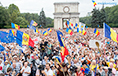Десятки тысяч человек приняли участие в протестах у здания парламента Молдовы