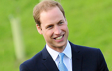 Принц Уэльский добирается на работу на электросамокате