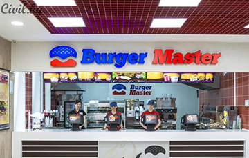 Видеофакт: В Гомеле из заведения фаст-фуда мужчина выволок женщину