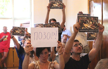 У Берасці суддзю сустрэлі плакатамі «Ганьба!»