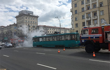 Фотофакт: В центре Минска загорелся трамвай