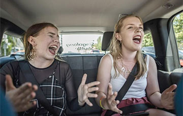 Не споешь, не поедешь: в Финляндии заработало такси-караоке