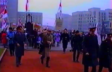 Видеофакт: Тысячи людей с национальными флагами вышли к Дому правительства в Минске