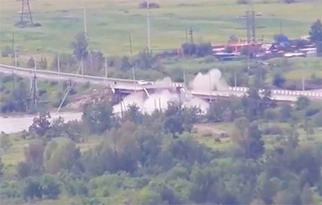 Видеофакт: В российской Чите из-за паводка рухнул мост