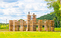 Фотофакт: В Браславе строят «Колизей» из деревянных поддонов