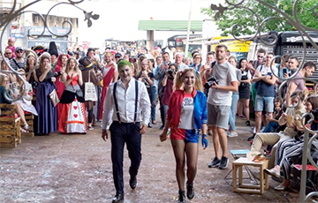 Фотофакт: Пары в костюмах собрались в центре Минска, чтобы пожениться по-веселому