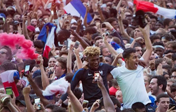 Фотофакт: Два миллиона болельщиков Франции празднуют победу на улицах Парижа