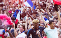 Фотофакт: Два миллиона болельщиков Франции празднуют победу на улицах Парижа