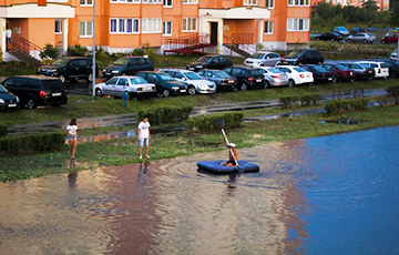Новый потоп в Бресте: люди плавали по дороге на надувном матрасе