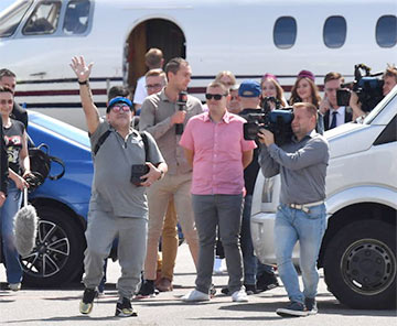 Фотофакт: Марадона прилетел в Брест на самолете с золотым умывальником
