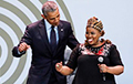 Фотофакт: Барак Обама станцевал с вдовой Нельсона Манделы