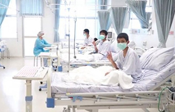 В Таиланде выписали из больницы спасенных из пещеры подростков