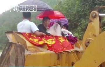 Видеохит: Невеста в день свадьбы прокатилась в ковше погрузчика