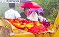 Видеохит: Невеста в день свадьбы прокатилась в ковше погрузчика