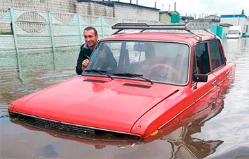 Фотофакт: В Гомеле во время дождя «Жигули» превратились в субмарину