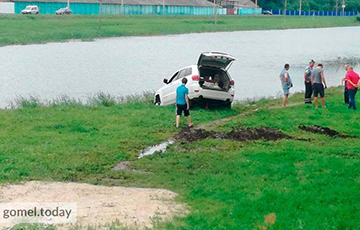 Фотофакт: В Гомеле водитель на авто с российскими номерами вылетел в озеро