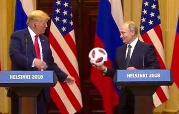 Bloomberg: Путин подарил Трампу футбольный мяч с чипом