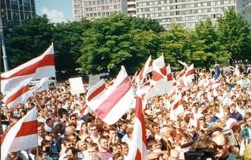 Фотофакт: Колонна с бело-красно-белыми флагами перекрыла проспект в Минске