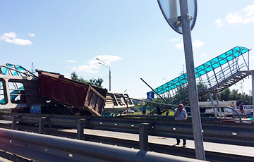 Под Москвой рухнул пешеходный мост