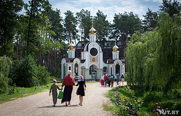 Как среди болот несколько монахов восстанавливают древний монастырь