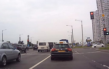 Видеофакт: 22 машины в Минске проехали на красный свет