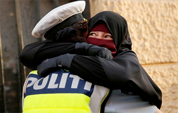 Фото объятий датской полицейской и мусульманки облетело весь мир