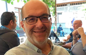 Юрий Зиссер к вечеру в обысках на tut.by все-таки увидел политику
