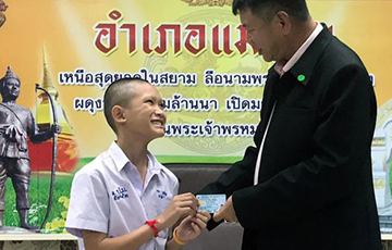 Спасенным из пещеры подросткам и тренеру дали гражданство Таиланда
