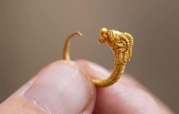 В Израиле нашли золотую серьгу возрастом более двух тысяч лет