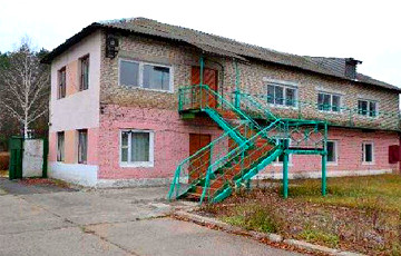 На Гомельшчыне дом з вялікім садам прададзены на таргах за $450
