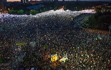 «В отставку!»: десятки тысяч румын вышли против правительства