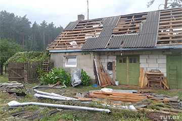 Ураган в Островецком районе ломал деревья и срывал с домов крыши