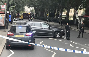 В Лондоне машина врезалась в ограду Вестминстерского дворца
