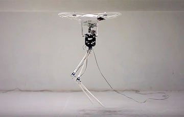 Видеохит: Дрон научил двуногого робота «летящей походке»
